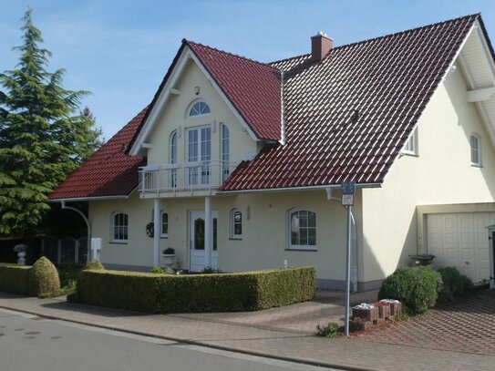 Freistehendes großzügiges Einfamilienhaus mit Garten