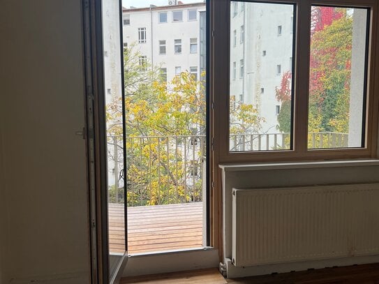 Bezugsfrei! Altbauwohnung in Kreuzberg mit 3 Zimmern und Balkon!