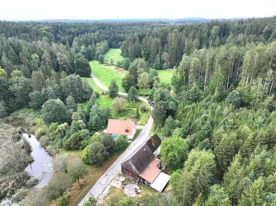 Kleine Hofstelle mit Grünland in schöner Tallage