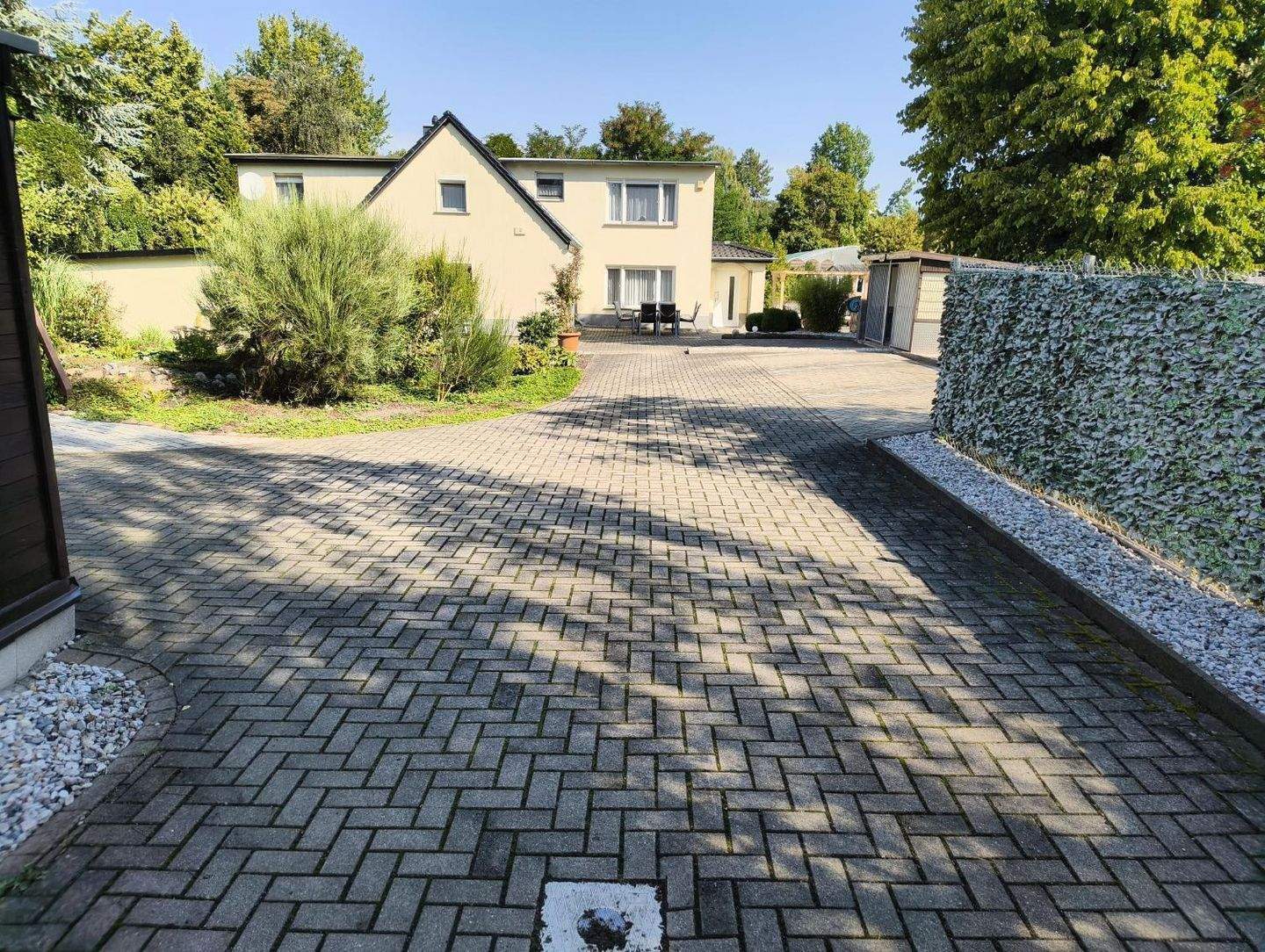 Klasse Mehrgenerationenhaus mit viel Charme, großem Grundstück, Pool und top Zustand in fast Alleinlage Leipzig