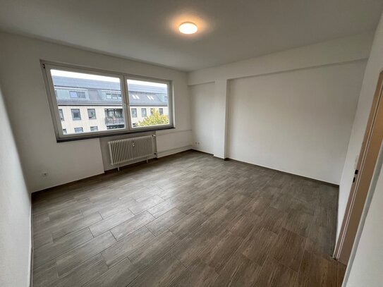 Großzügige 1-Zimmer-Wohnung Saniert mit schönem Ausblick, Aufzug, Stellplatz