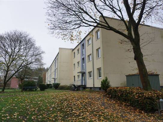 Vermietung / Großzügig geschnittene 3-Zimmer-Wohnung mit Loggia und Kfz.-Außenstellplatz in zentraler Lage von Ammersbek
