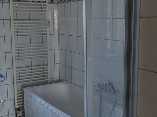 Großzügige 2-Zimmer mit Laminat, Wanne, Dusche, Balkon, Stellpl. und Abstellraum!