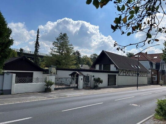 Freistehendes 1-2 Familienhaus,Hallenbad,Terrasse