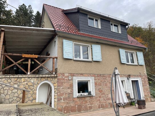 Charmantes Einfamilienhaus mit vielfältigen Extras in idyllischer Hanglage