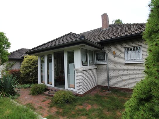 Ebenerdiger Bungalow mit großzügigem Wintergarten, Garage und großem Grundstück