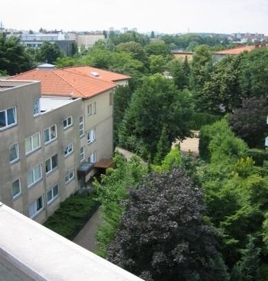 Wohnen im Grünen 2 1/2 Zi Whg. in gepflegter Wohnanlage in einer Grünanlage Nähe Spandauer Arcaden