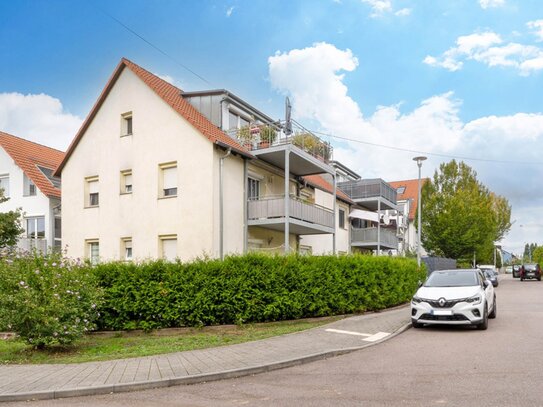 Helle und moderne Dachgeschosswohnung mit Balkon und Parkplatz