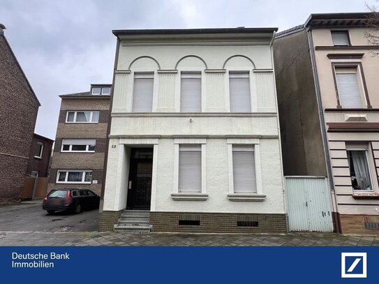 Charmantes Altbau-2-Familienhaus mit Entwicklungspotenzial in begehrter Lage !