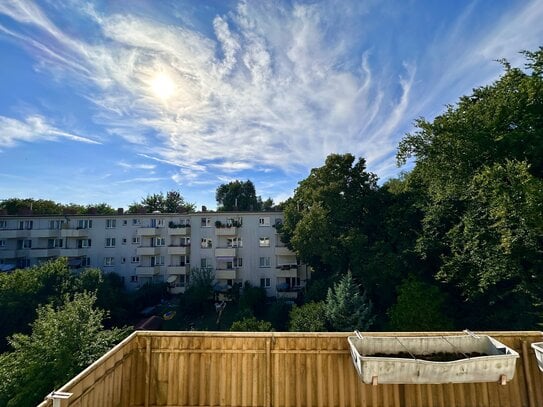 Helle 2-Zimmer-Wohnung mit Parkett, Westbalkon und eigenem Stellplatz