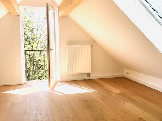 Helle 2-Zi. DG. Whg. im sanierten Altbau in bestl. am Hofberg,Parkett, EBK ca.33m²