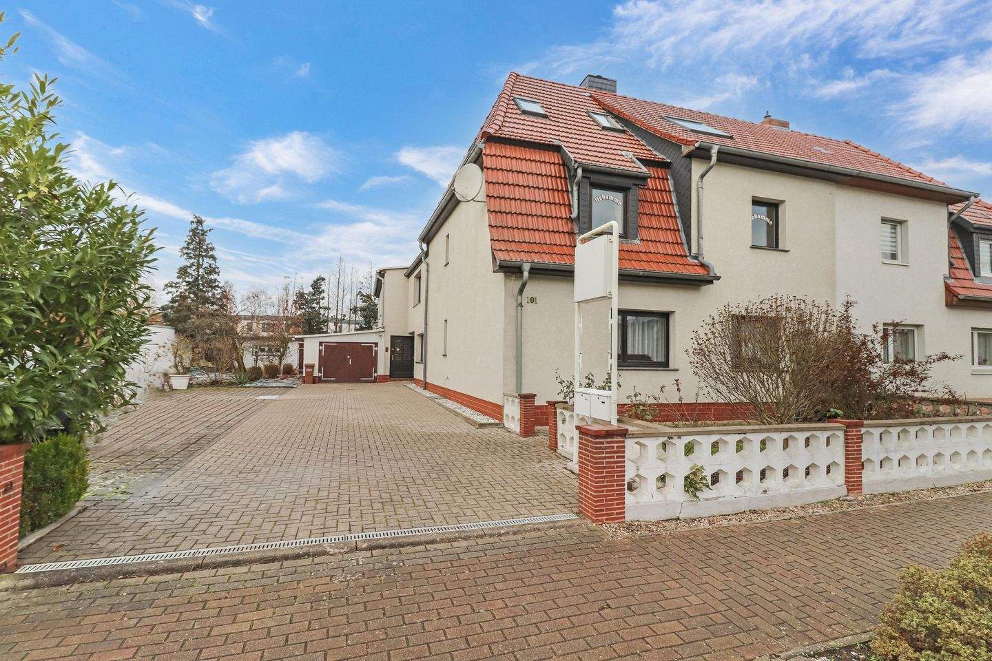 Außergewöhnliches Raumangebot für Familien und Gewerbe: Vielseitige Immobilie mit Potenzial!