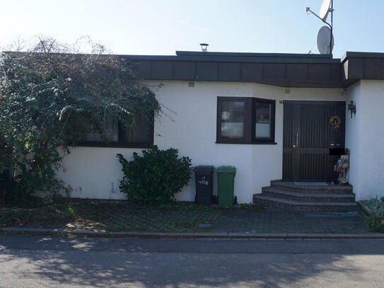 Gepflegte Bungalow-Doppelhaushälfte in Leonberg - ideal für Single oder Paare !