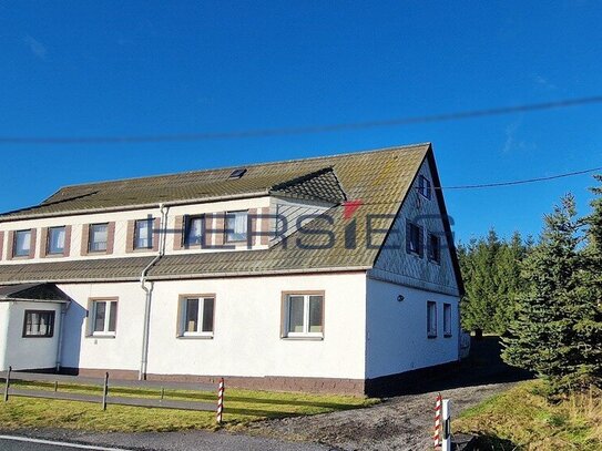 Teilsaniertes Zweifamilienhaus mit reichlich Platz für Jung und Alt mit viel Nebengelass und großem Grundstück