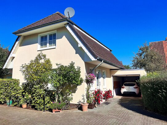 Eindrucksvolles Stadthaus mit Garage, pflegeleicht angelegtem Gartengrundstück mit überdachter Südwest- Terrasse in Bad…