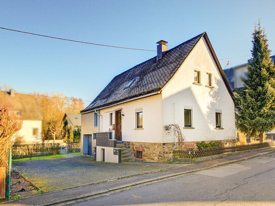 Gepflegt, ruhig, zentral! Modernisiertes Wohnhaus mit schönem Garten