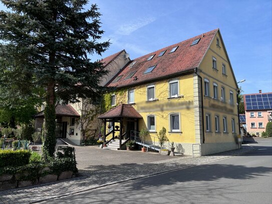 Gut laufende Gaststätte mit Biergarten, Hotel und Eigentümerwohnung zu verkaufen