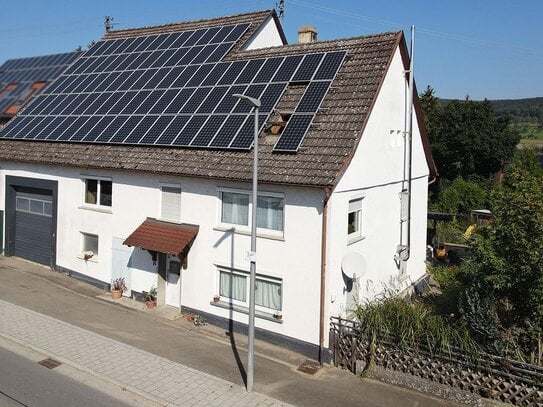 Ehemaliges Bauernhaus mit Ökonomieteil . ca. 1.088 m² Grundstück . PV-Anlage