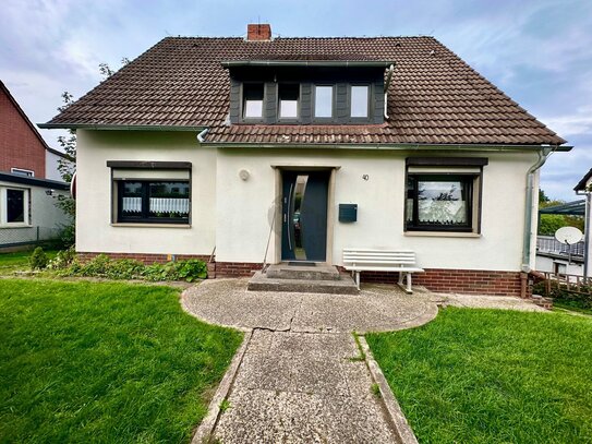 ZWEIFAMILIENHAUS IN OBERNKIRCHEN: 140 M² WOHNFLÄCHE, GROßES GRUNDSTÜCK, WEST-TERRASSE & MODERNISIERUNG