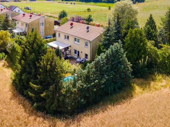 Mit Keller, Einbauküche, zwei Bädern, Pool u.v.m.: Stadtvilla-Doppelhaushälfte am Feld in Prötzel