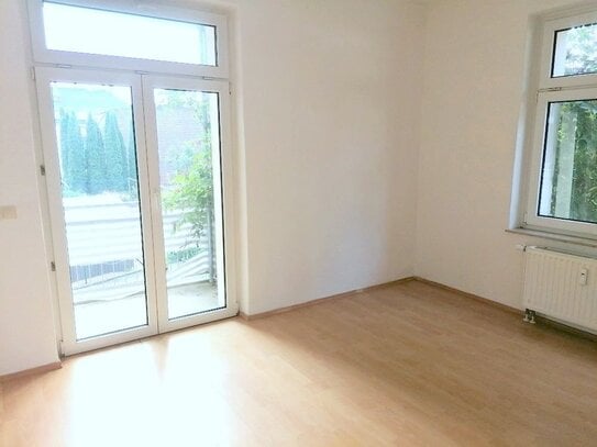 !! 4-Zimmer-Wohnung mit Balkon in ruhiger Nebenstraße !!