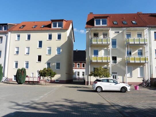 Schöne helle 2-Zi. Wohnung mit Balkon und EBK