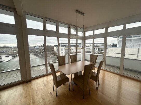 Exklusives Penthouse mit beeindruckender Glasfront und großzügigem Balkon in Top-Lage