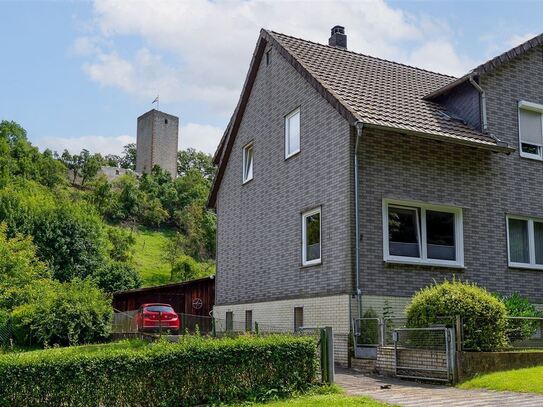 Fachwerk und Flora - Doppelhaushälfte mit Garten und Blick auf die Greener Burg