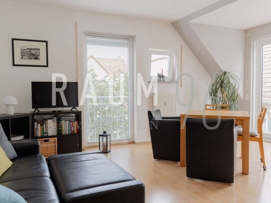 Helle und moderne Dachgeschosswohnung mit Balkon und Stellplatz