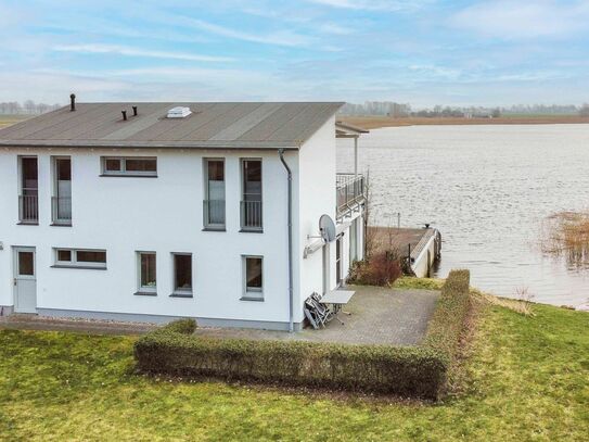 Dichter am Wasser wäre IM Wasser: Ferienhaus mit 2 Einheiten und direktem Wasserblick am Hafen