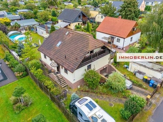 IMMOBERLIN.DE - Energieeffizientes Einfamilienhaus mit Einliegerwohnung, Garage + Pool in naturverbundener Lage