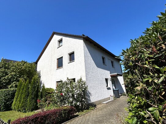 GEPFLEGTES ZWEIFAMILIENHAUS MIT GARAGE IN BELIEBTER LAGE IN LANGERFELD - BEYENBURG