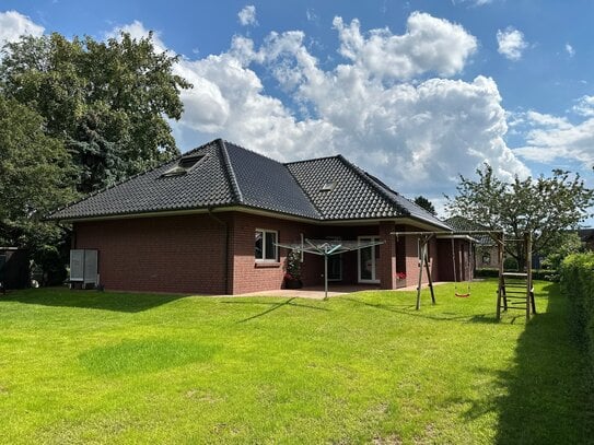 Gepflegter Winkelbungalow in Sackgassenlage und Ortsrand.