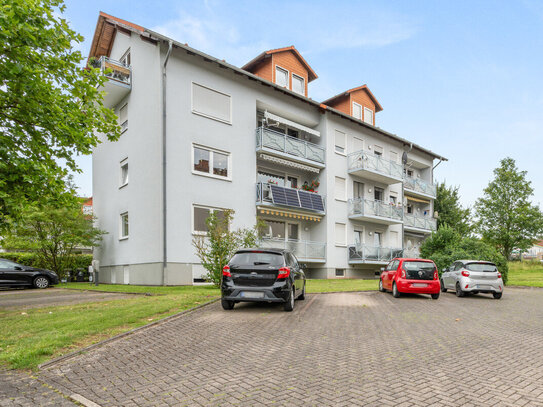 Gepflegte 4 ZKB Erdgeschoss-Wohnung mit Einbauküche, Balkon und PKW-Stellplatz