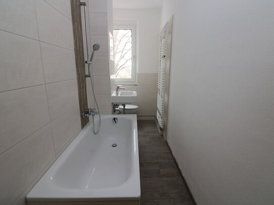 Badenixen aufgepasst...moderne 2-RW mit Wanne u. Balkon!!!