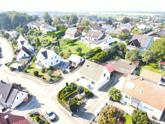 DAS HAUS AUF SCHÖNEM GRUND HAT VIEL ZU BIETEN! ERHÖHTE LAGE, GEPFLEGT, LOGGIA U. DOPPELGARAGE!