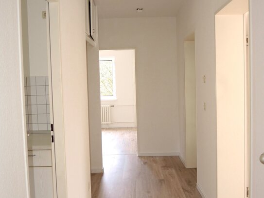 ++ Reserviert ++ Schön geschnittene renovierte 3-Zimmer Wohnung inkl. Einbauküche, Balkon und Aufzug in ruhiger Wohnlag…