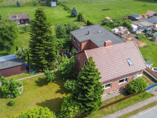 Gepflegtes Einfamilienhaus mit Garten und einzigartig ausgebautem Dachgeschoss in Feldrandlage