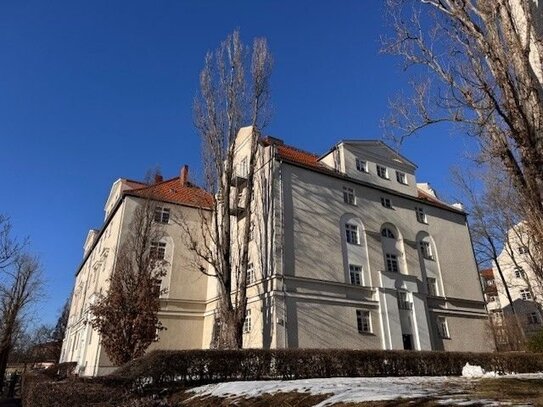 Vermietete Altbauwohnung in denkmalgeschütztem Bauensemble mit parkähnlicher Grünanlage