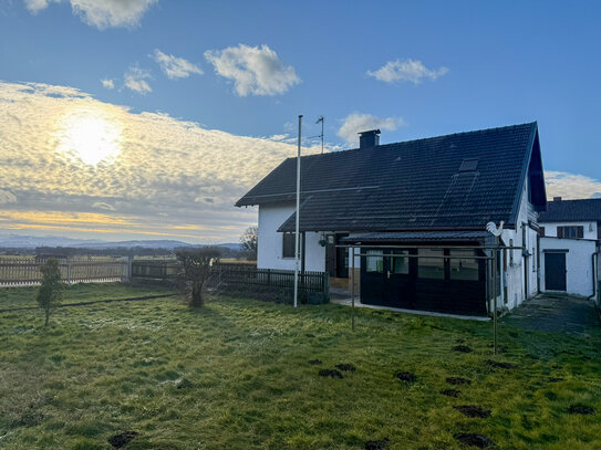 - Weitblick in die Alpen - Sanierungsbedürftiges Einfamilienhaus auf sonnigem Grundstück