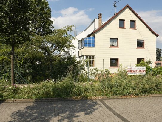 Eckgrundstück in bester Lage in Neureut - gegenüber Parkanlage, 2 Parteien-Haus mit Traum-Garten!