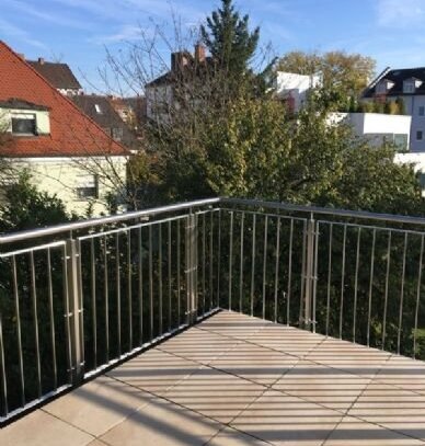 * Dachgeschoß-Wohnung mit riesiger Sonnen-Terrasse * ein Katzensprung zum Olympiapark *