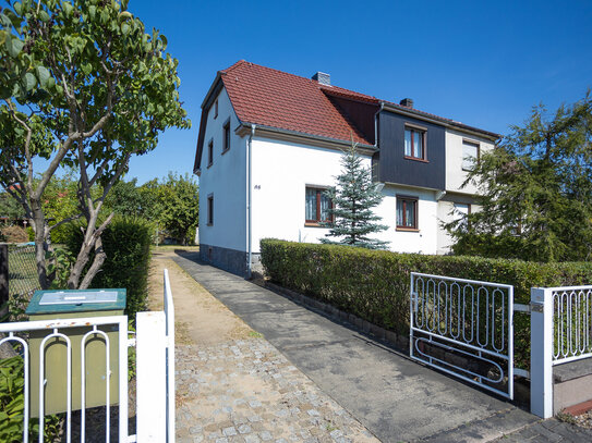 Schöne Doppelhaushälfte mit riesigem Garten für 1-2 Familien