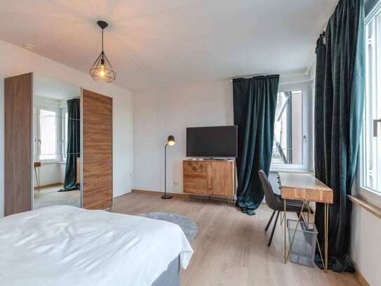 Sehr helles geräumiges Zimmer in einer Coliving-Wohnung