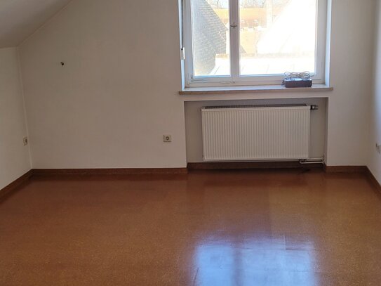 Schöne helle 1-Zimmer-Dachgeschosswohnungin der Nördlinger Innenstadt