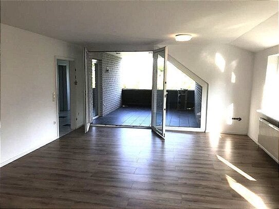 Anspruchsvolle, bezugsfertige 4- Zimmerwohnung mit großer Loggia in guter Lage sucht freundliche Mieter