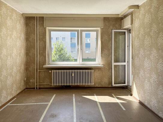 Sanierungsbedürftige Hochparterrewohnung mit Balkon in gepflegter Eigentumswohnanlage