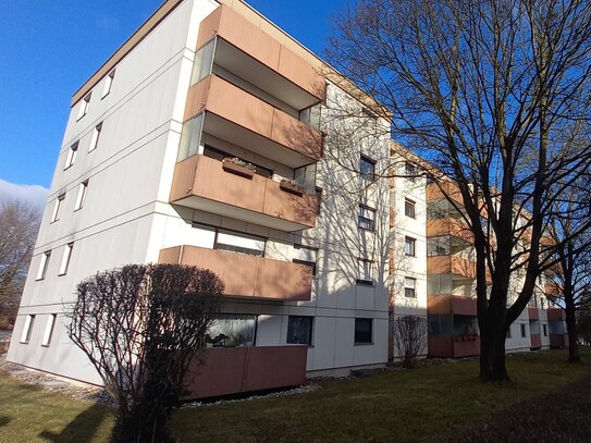 Bezugsfreie, große 2 Zi. Wohnung mit Loggia und TG Stellplatz