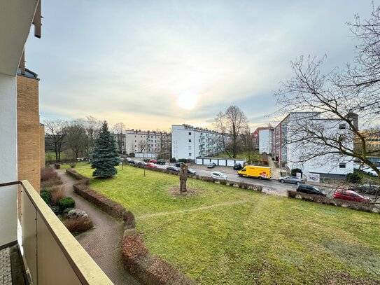 Gut geschnittene + helle 3,5-Zimmer-Wohnung mit sonnigem Balkon & schönem Ausblick