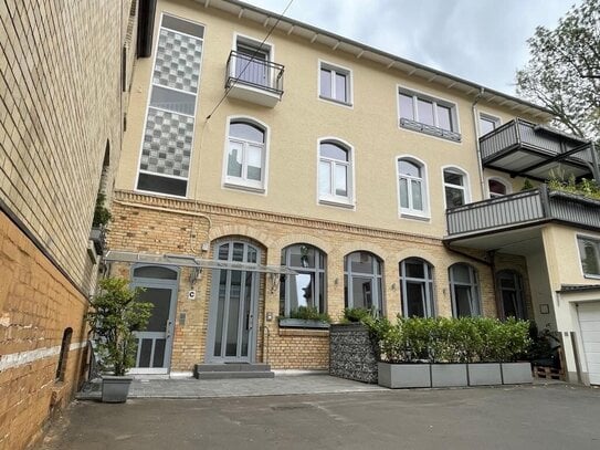 In einem denkmalgeschützten Altbau: Großzügige, lichtdurchflutete 3 Zimmer-Wohnung mit 2 Balkonen in Gießen, Löberstr...